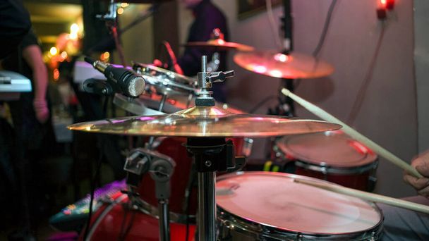 Hi hat cymbal and snare with drumsticks, close up. - Foto, Imagen