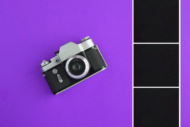 Vanha kamera ja musta neliöt valokuvan tai tekstin violetti tausta. Huippunäkymä. Kopioi tila. - Valokuva, kuva