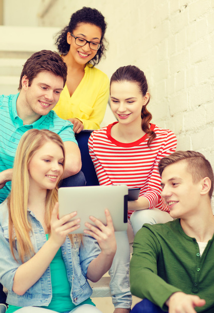 estudiantes sonrientes con tablet PC
 - Foto, imagen