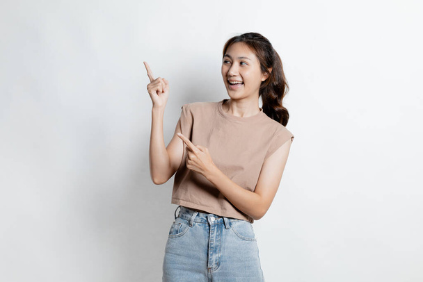 Krásná asijská žena gestikulující pro editaci reklam na izolovaném pozadí, portrétní koncept používaný pro reklamu a značení, izolované nad bílým pozadím, kopírovací prostor. - Fotografie, Obrázek
