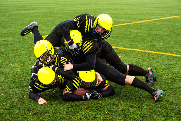 чоловіки грають у американський футбол
 - Фото, зображення