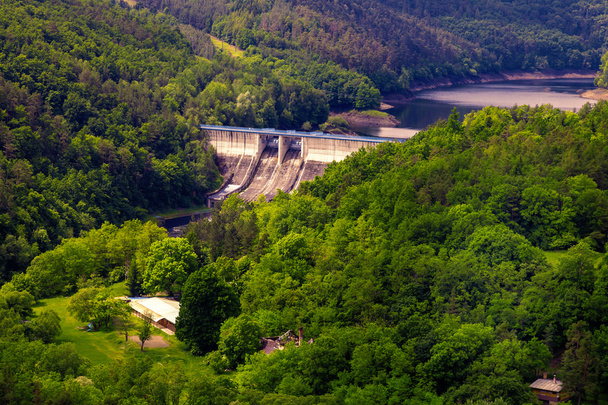 El embalse y la central hidráulica Dalesice en la República Checa
 - Foto, imagen