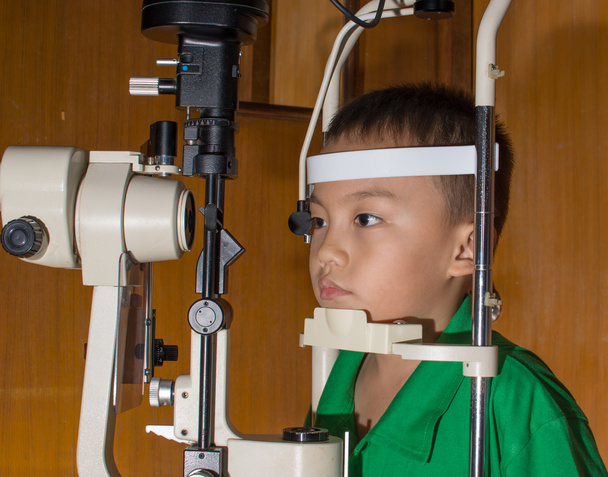Augenuntersuchung am Spaltlampenmikroskop. - Foto, Bild