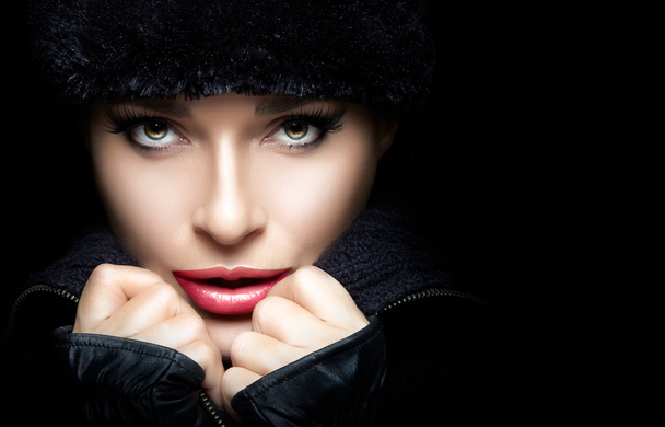 Magnifique jeune femme en noir hiver mode
 - Photo, image