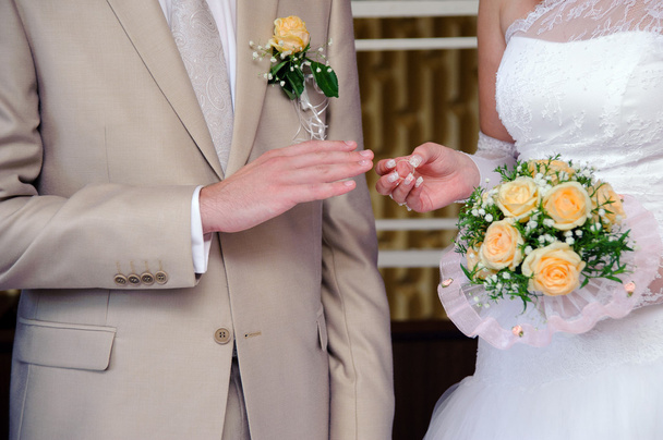 Bruid een trouwring zetten een bruidegom vinger - Foto, afbeelding
