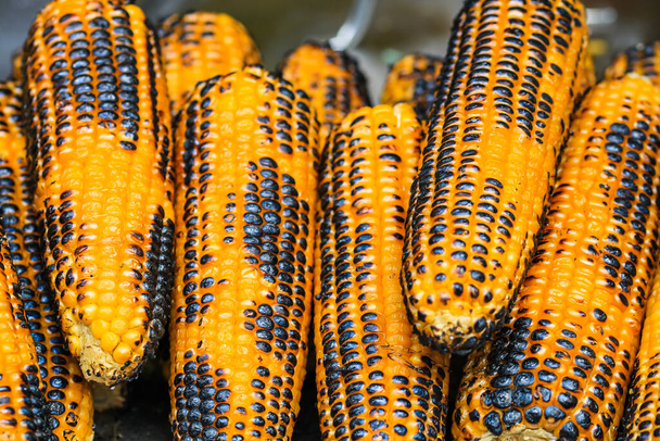 Gegrilde, geroosterde zoete maïs klaar om te verkopen op een Street Food Festival - Foto, afbeelding