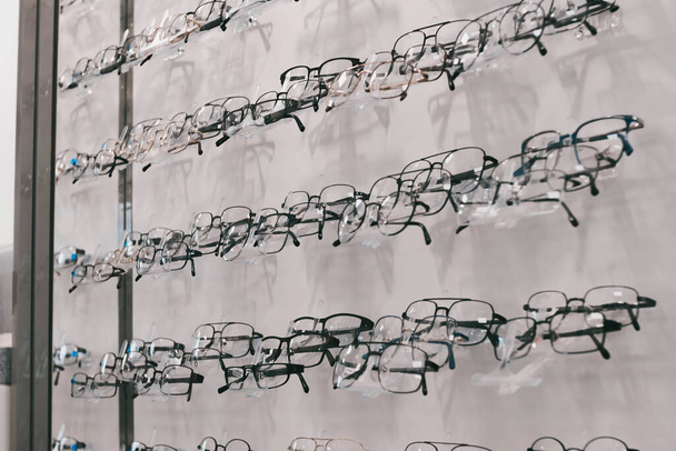 A lot of glasses at isolated shopping window. Close-up. - Fotografie, Obrázek