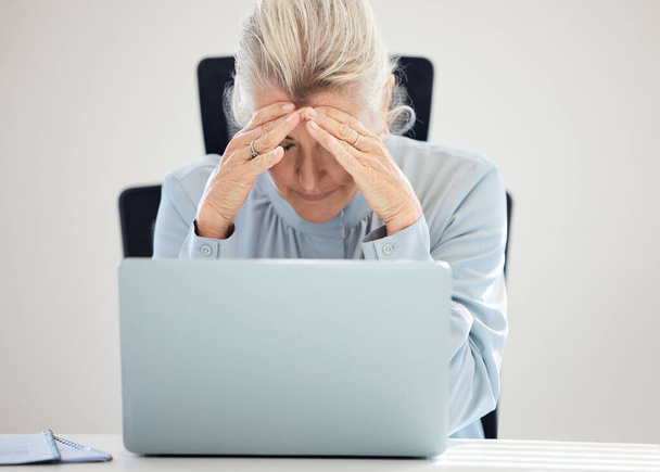 I cant work like this. a mature businesswoman looking stressed out while working on a laptop in an office - 写真・画像