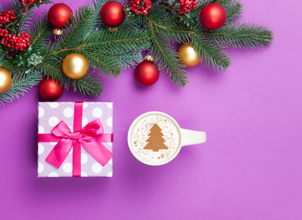 cappuccino and christmas tree shape with gift box - Valokuva, kuva