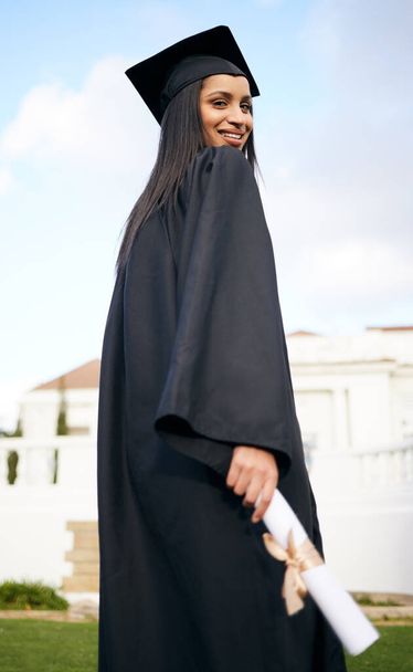 Вірте на дорогу, що прокладена вам. Портрет молодої жінки, що тримає диплом на день випуску
 - Фото, зображення