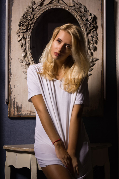 Mulher quente em t-shirt branca posando no interior gótico
 - Foto, Imagem