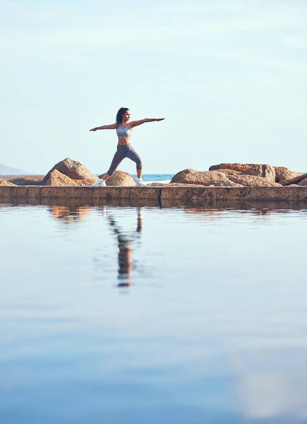 Відчуй землю під ногами. молода жінка практикує йогу під час тренування
 - Фото, зображення