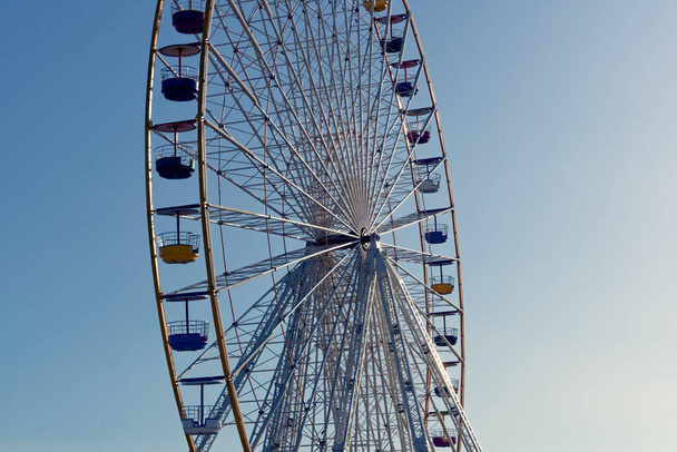 Wide shot of a ferris wheel during a funfair, the cabins are empty - Photo, image