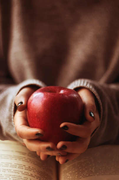 Red apple in hands of the girl - Фото, зображення