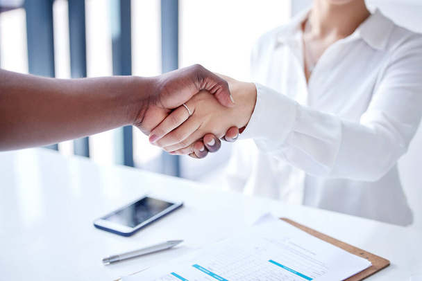 Make a good first impression. two businesspeople shaking hands in an office - Foto, Imagem