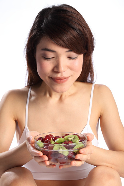 Japanese woman with bowl of fruit - Foto, Bild