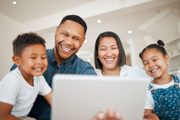 Whoever said, Love em then leave em wasnt talking family. a young family happily bonding while using a digital tablet together on the sofa at home - Φωτογραφία, εικόνα