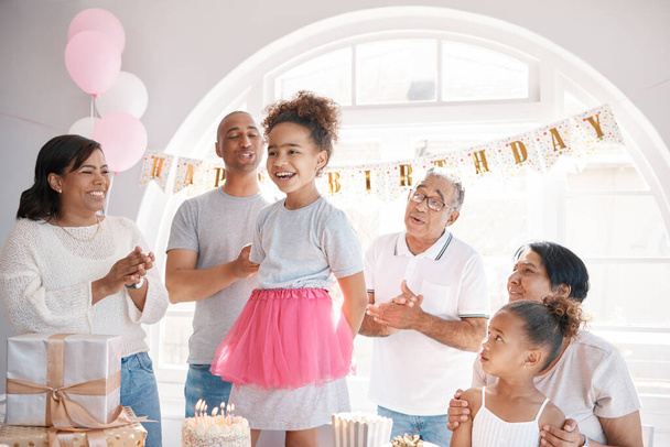 A születési dátum emlékeztető az élet ünneplésére. egy kislány, aki egy szülinapi partit tart otthon a családjával. - Fotó, kép