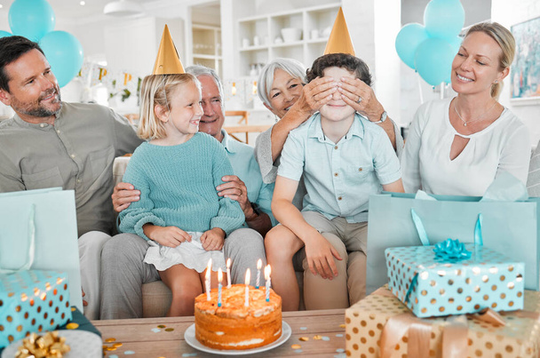 a happy family celebrating a birthday together at home. - Zdjęcie, obraz