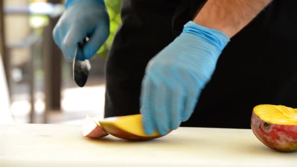 Chef profesional cortando un mango
 - Imágenes, Vídeo