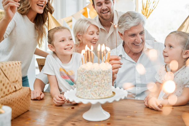 Це не вечірка на день народження без моєї улюбленої палички. щаслива сім'я, що святкує день народження вдома
 - Фото, зображення