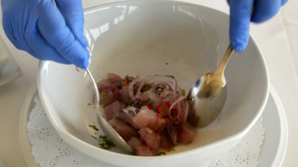 Chef manos mezcla y trituración de ingredientes
 - Imágenes, Vídeo