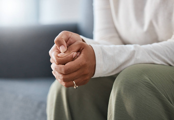 Tanınmayan bir kadın yalnız oturuyor ve terapi sırasında endişeli hissediyor.. - Fotoğraf, Görsel