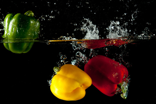 czerwony, żółty, zielony pieprz splash - Zdjęcie, obraz