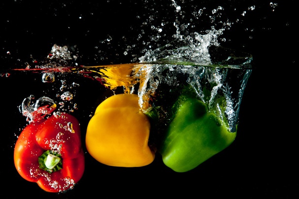 czerwony, żółty, zielony pieprz splash - Zdjęcie, obraz