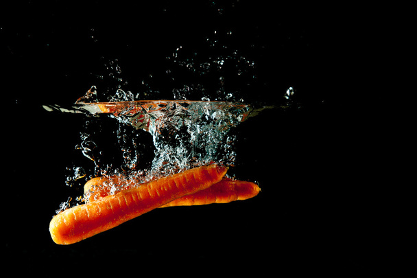 Carrots Water Splash - Φωτογραφία, εικόνα