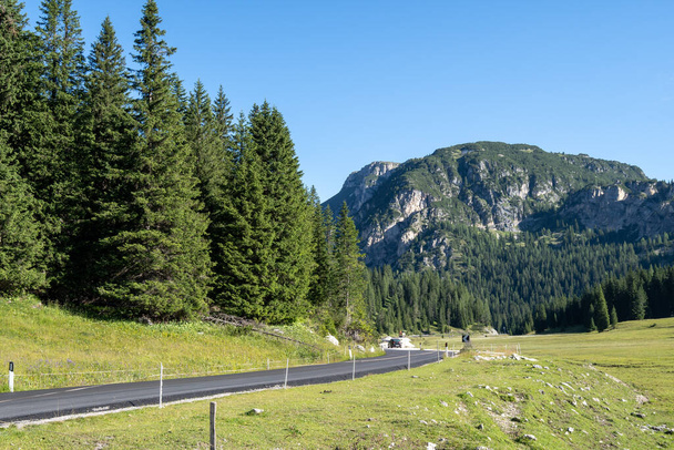 Drogi samochodowe przez Dolomity we Włoszech - Zdjęcie, obraz