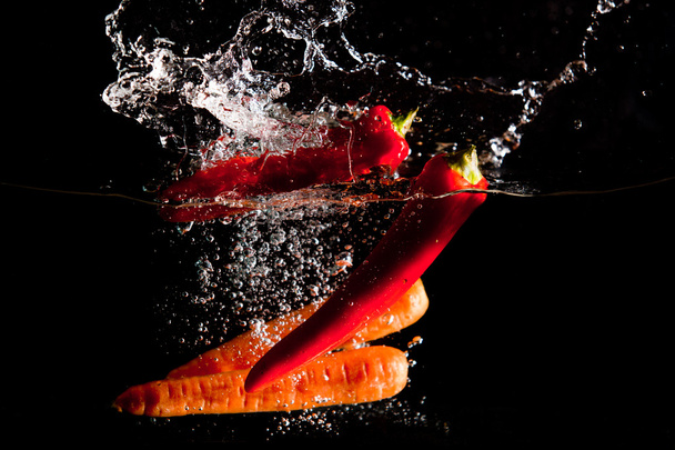 plusk wody chili i marchewki - Zdjęcie, obraz