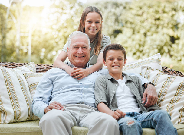 Nehéz szavakba önteni, mennyit jelentenek nekem. egy idősebb férfi kint ül a két unokájával. - Fotó, kép