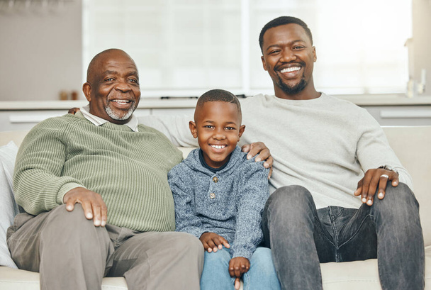 Mit Macht aufgewachsen, mit Stolz erzogen. Großelternverbindung mit Sohn und Enkel auf dem heimischen Sofa - Foto, Bild
