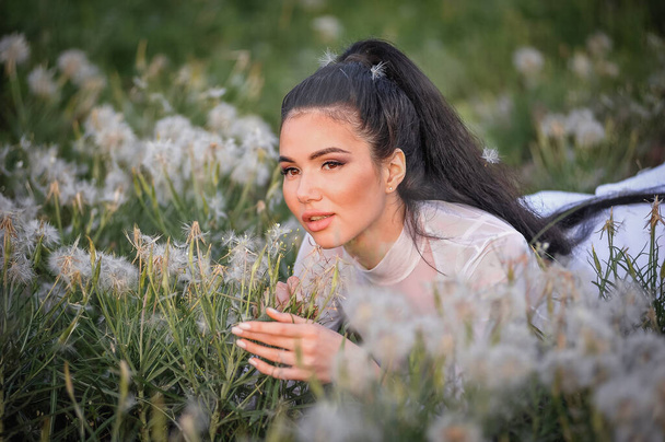 Mulher bonita jovem em um campo de trigo
 - Foto, Imagem