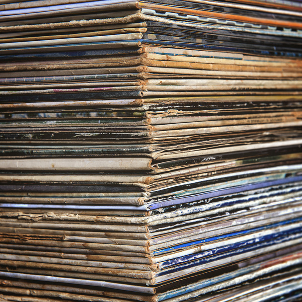 Pilha de discos de vinil em envelopes
 - Foto, Imagem