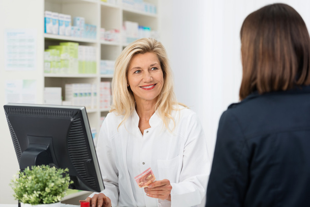 Pharmacist helping customer in pharmacy - Фото, зображення