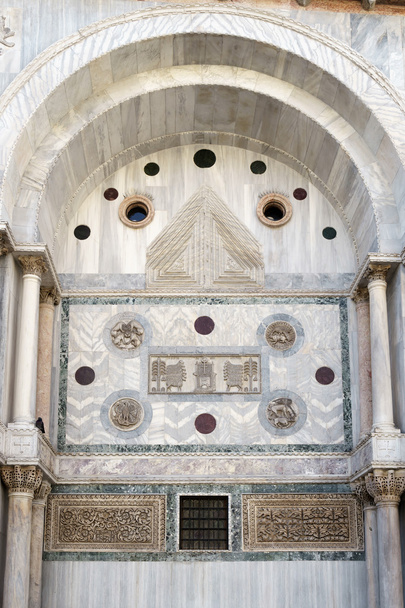 Vista parcial de la Basílica de San Marcos Venecia
 - Foto, imagen