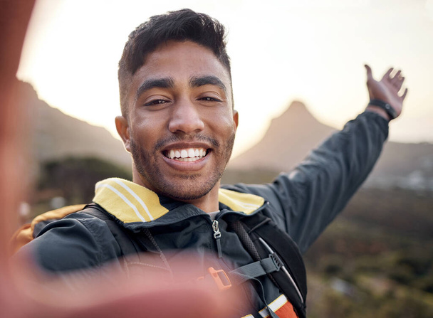 As you can see, Ive made it to the top. Cropped portrait of a handsome young man taking selfies while hiking in the mountains - Fotoğraf, Görsel