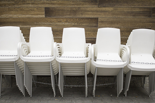 Chaises en plastique blanc
 - Photo, image