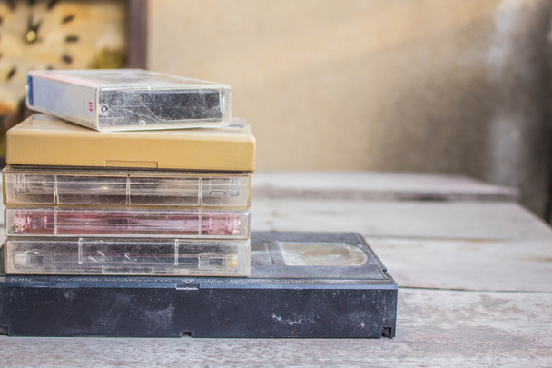 Старая кассета на полу
. - Фото, изображение