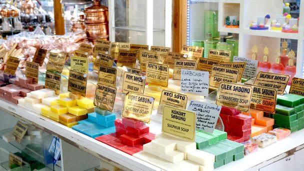 ράφια με διαφορετικούς τύπους χαπιών στο σούπερ μάρκετ - Φωτογραφία, εικόνα