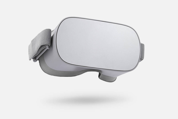 Virtual Reality Headset geïsoleerd op witte achtergrond. - Foto, afbeelding