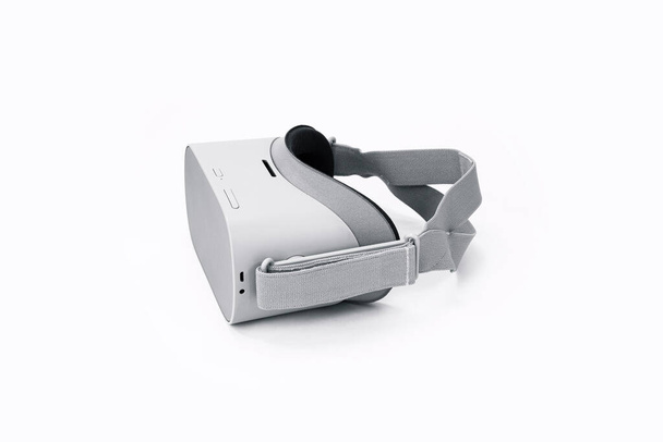 casque de réalité virtuelle isolé sur fond blanc
. - Photo, image