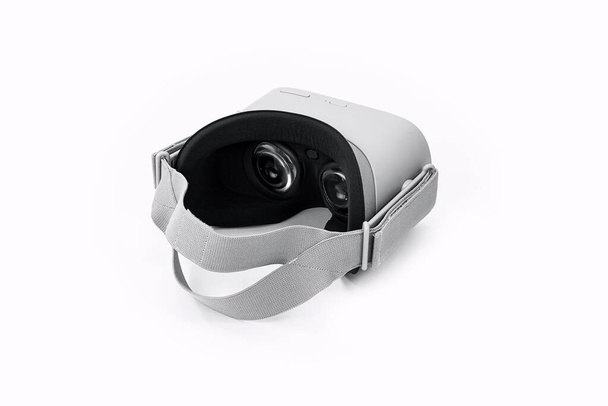 casque de réalité virtuelle isolé sur fond blanc
. - Photo, image