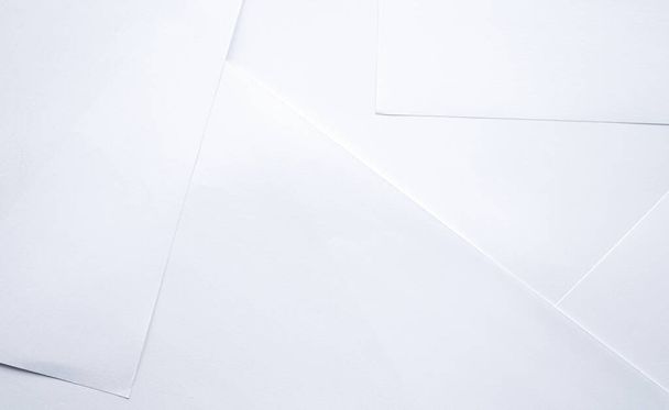 білі паперові листи на світлому фоні
 - Фото, зображення
