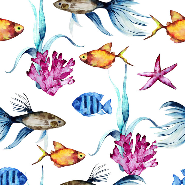 Přírodní opakující se textura design o mořském životě.Akvarel bezešvný vzor barevných tropických ryb a mořských řas na bílém pozadí. Ručně kreslený realistický design pozadí. - Fotografie, Obrázek