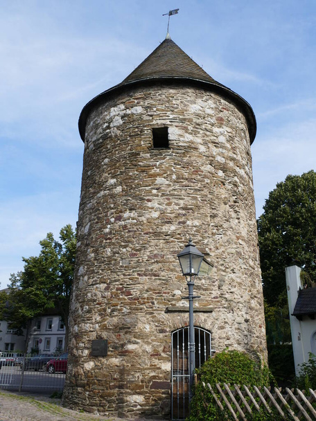 Dobrze zachowany Powder Tower w jest częścią średniowiecznych fortyfikacji miejskich Attendorn, Nadrenia Północna-Westfalia, Niemcy - Zdjęcie, obraz