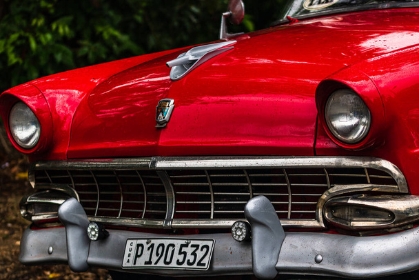 Klasszikus amerikai autó használt privát taxi Havanna, Kuba, 2022 - Fotó, kép