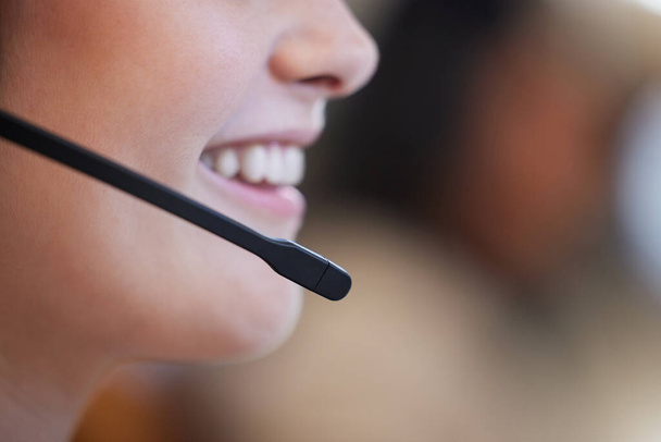 Well give you a timely response. Closeup shot of an unrecognisable businesswoman wearing a headset while working in a call centre - Foto, Imagen